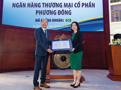 Chủ tịch HĐQT OCB ông Trịnh Văn Tuấn nhận quyết định niêm yết cổ phiếu trên HOSE.