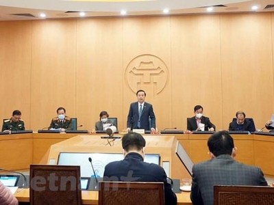 Phó Chủ tịch Ủy ban nhân dân thành phố Hà Nội Chử Xuân Dũng họp với các cơ quan chức năng về công tác phòng chống dịch bệnh. (Ảnh: PV/Vietnam+).