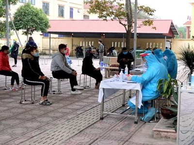 Ngành y tế tỉnh Bắc Ninh tiến hành điều tra dịch tễ đối với người dân tại xã Lâm Thao, huyện Lương Tài. (Ảnh: Thanh Thương/TTXVN).