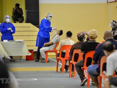 Nhân viên y tế lấy mẫu dịch xét nghiệm COVID-19 cho người dân tại Petaling Jaya, Malaysia, ngày 18/1/2021. (Ảnh: THX/TTXVN).