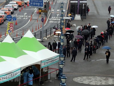 Người dân xếp hàng chờ lấy mẫu xét nghiệm COVID-19 tại Seoul, Hàn Quốc ngày 26/1/2021. (Ảnh: Yonhap/TTXVN).