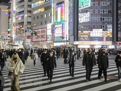 Người dân di chuyển trên đường phố tại Tokyo, Nhật Bản. (Ảnh: THX/TTXVN).