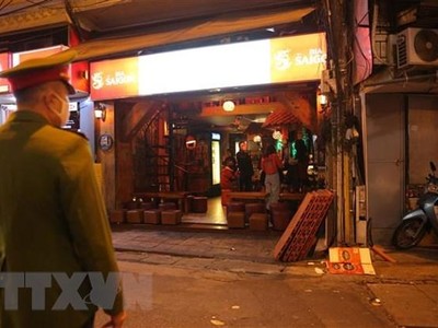 Công an nhắc quán bar đóng cửa đúng giờ. (Ảnh minh họa. Hoàng Hiếu/TTXVN).