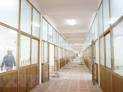 Dãy nhà 3 tầng Trung tâm thực hành thực nghiệm - Trường Đại học Sao Đỏ (thành phố Chí Linh) có một số hạng mục xuống cấp đang được cải tạo, sửa chữa để đáp ứng tiêu chuẩn của một cơ sở điều trị bệnh nhân COVID-19. (Ảnh: TTXVN phát).