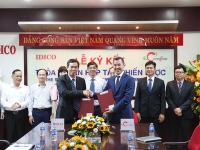 Ông Đặng Chính Trung, Tổng giám đốc IDICO và ông Bolat Duisenov - Chủ tịch HĐQT Coteccons ký vào biên bản hợp tác chiến lược.