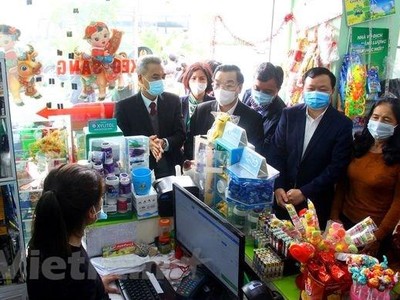 Chủ tịch Ủy ban nhân dân thành phố Hà Nội Chu Ngọc Anh kiểm tra công tác phòng, chống COVID-19. (Ảnh: PV/Vietnam+).