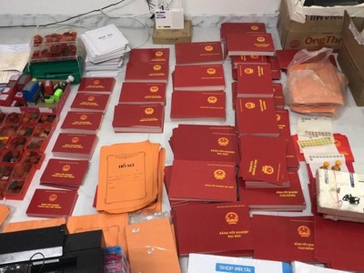 Tang vật thu giữ tại nơi ở của các đối tượng.