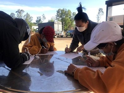 Khai báo y tế tại chốt kiểm soát dịch COVID-19. (Ảnh: Khoa Chương/TTXVN).