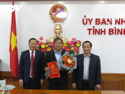 Ông Trần Văn Phúc (giữa) nhận Quyết định bổ nhiệm từ lãnh đạo tỉnh Bình Định.