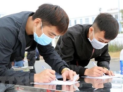 Khai báo y tế tại trạm kiểm soát dịch bệnh COVID-19 cầu Bạch Đằng, Quảng Ninh. (Ảnh: Văn Đức/TTXVN).