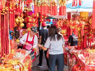 Người dân chọn mua đồ trang trí để chào đón Tết Nguyên đán tại Bangkok, Thái Lan, ngày 27/1/2021. (Ảnh: THX/TTXVN).