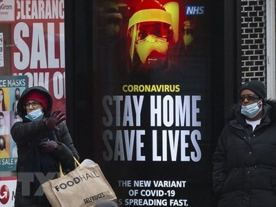 Bảng khuyến cáo người dân nên ở trong nhà để phòng lây nhiễm COVID-19 tại bến xe buýt ở London, Anh, ngày 10/1/2021. (Ảnh: THX/TTXVN).