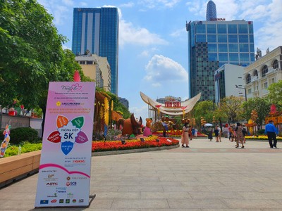 Khách tham quan đường hoa Nguyễn Huệ tuân thủ nghiêm thông điệp 5K