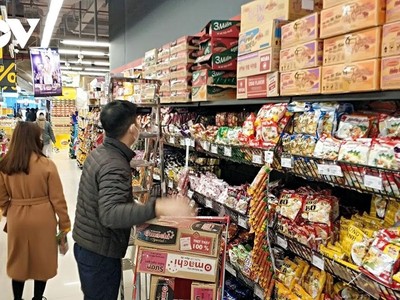 Nhu cầu mua sắm hàng hóa Tết có phần tăng cao trong những ngày cận Tết.