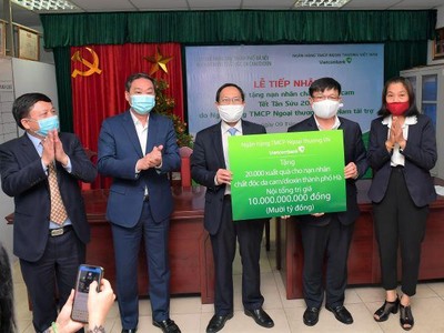 Ông Đào Minh Tuấn – Phó tổng giám đốc, Chủ tịch Công đoàn Vietcombank (thứ 2 từ phải sang) trao biển tượng trưng số tiền 10 tỷ đồng quà Tết cho 20.000 NNCĐ da cam/dioxin TP. Hà Nội