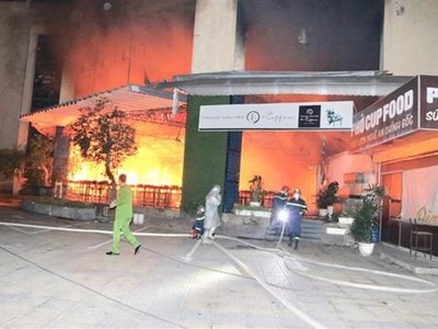 Lực lượng chức năng nỗ lực khống chế đám cháy. (Ảnh: Nguyễn Thắng/TTXVN).