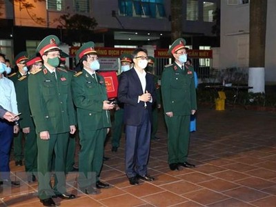 Phó Thủ tướng Vũ Đức Đam cùng đoàn công tác thăm hỏi, chúc tết người dân thực hiện cách ly tập trung. (Nguồn: TTXVN phát).