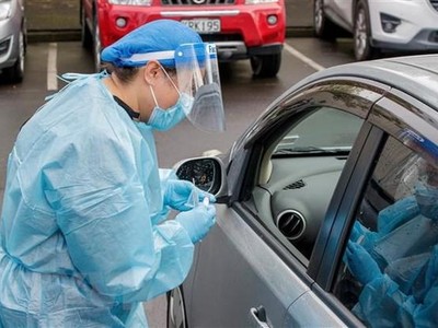 Nhân viên y tế lấy mẫu xét nghiệm COVID-19 cho người dân tại Auckland, New Zealand. (Ảnh: AFP/TTXVN).