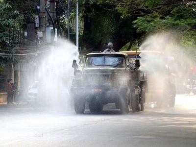 Hình ảnh phun khử trùng trên các tuyến phố của thành phố Hải Phòng hôm 29/1. (Ảnh: Hoàng Ngọc/TTXVN).