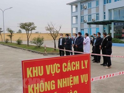 Đoàn công tác kiểm tra công tác phòng, chống dịch COVID-19 tại Trung tâm Y tế huyện Lương Tài, tỉnh Bắc Ninh. (Ảnh: Đinh Văn Nhiều/TTXVN).