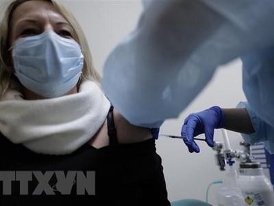 Nhân viên y tế tiêm vắcxin phòng COVID-19 cho người dân tại Sosnowiec, miền nam Ba Lan, ngày 12/2/2021. (Ảnh: PAP/TTXVN).