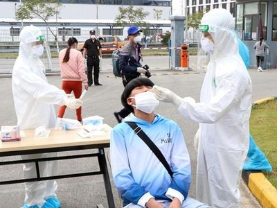 Lấy mẫu xét nghiệm cho công nhân Công ty Best Pacific thuộc Khu công nghiệp Lương Điền - Cẩm Điền, huyện Cẩm Giàng. (Ảnh: Mạnh Tú/TTXVN).