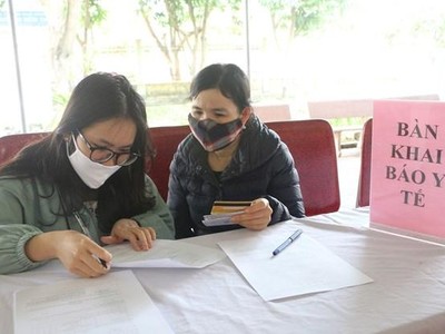 Nhiều người lao động trên toàn quốc đã tự nguyện đến các cơ sở y tế để khai báo tình trạng sức khỏe và lịch trình di chuyển. (Ảnh: Bích Huệ/TTXVN).