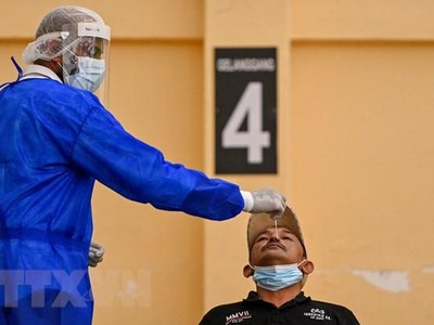 Nhân viên y tế lấy mẫu xét nghiệm COVID-19 cho người dân tại Petaling Jaya, Malaysia, ngày 18/1/2021. (Ảnh: THX/TTXVN).