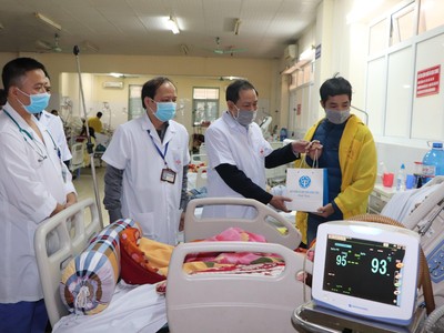 1.300 suất quà đã được trao tận tay đến những bệnh nhân có bảo bảo hiểm y tế có hoàn cảnh khó khăn trong dịp Tết Tân Sửu 2021