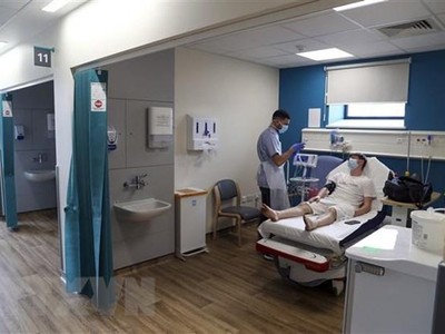 Bệnh nhân COVID-19 được điều trị tại bệnh viện Wexham Park, phía Tây thủ đô London, Anh. (Ảnh: AFP/TTXVN).