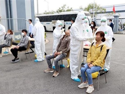 Lấy mẫu xét nghiệm cho công nhân Công ty Best Pacific thuộc Khu công nghiệp Lương Điền - Cẩm Điền, huyện Cẩm Giàng. (Ảnh: Mạnh Tú/TTXVN).