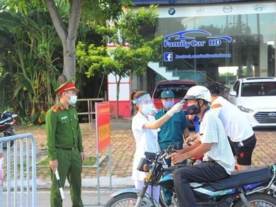 Một chốt kiểm soát người ra vào thành phố Hải Dương tại chốt kiểm tra trên đường Trường Chinh. (Ảnh: Mạnh Minh/TTXVN).