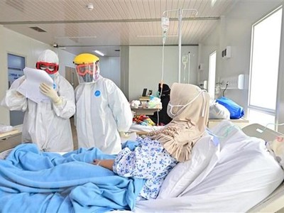 Điều trị cho bệnh nhân nhiễm COVID-19 tại Jakarta, Indonesia. (Ảnh: AFP/TTXVN).