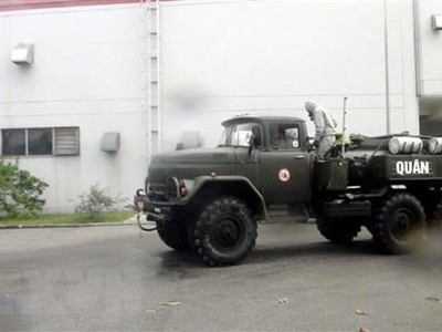 Lực lượng chức năng phun khử khuẩn tại Cẩm Giàng. (Ảnh: TTXVN phát).