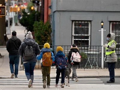 Học sinh tới lớp học sau khi trường học mở cửa trở lại tại New York , Mỹ. (Ảnh: AFP/TTXVN)