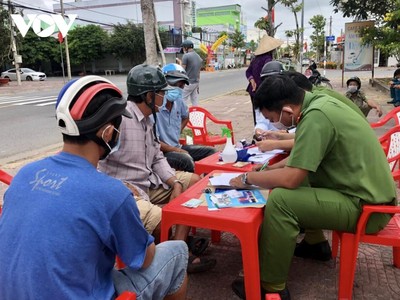 Công an thành phố Bạc Liêu tăng cường kiểm tra, xử lý nghiêm những trường hợp không đeo khẩu trang nơi công cộng.