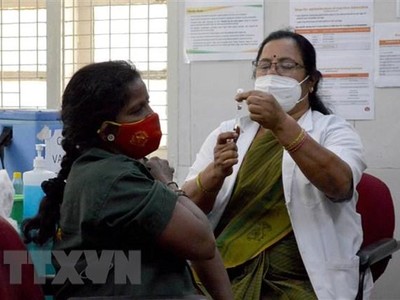 Nhân viên y tế tiêm vắcxin phòng COVID-19 cho người dân tại Bangalore, Ấn Độ. (Ảnh: THX/TTXVN).