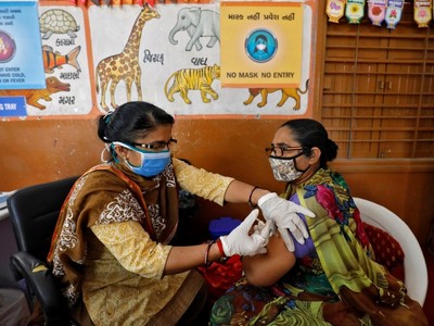 Một nhân viên y tế được tiêm vaccine tại Ahmedabad, Ấn Độ. Nguồn: Reuters.