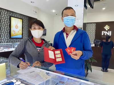 Những vị khách đầu tiên mua vàng ngày Thần Tài tại hệ thống PNJ