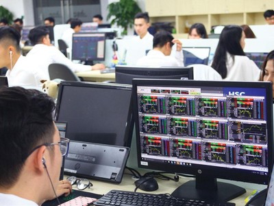 So với các nước trong khu vực, thị trường chứng khoán Việt Nam vẫn chưa thực sự đủ lớn về quy mô, mức độ chuyên nghiệp và hiện đại.