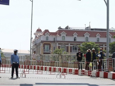 Người dân và công nhân không được phép ra, vào khu vực có ca nhiễm COVID-19. (Ảnh: TTXVN/phát).