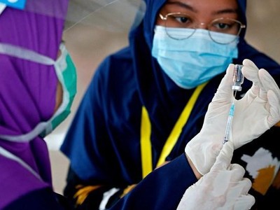 Các nhân viên y tế được tiêm ngừa COVID-19 tại Jakarta, Indonesia, ngày 27-1.( Ảnh: REUTERS).