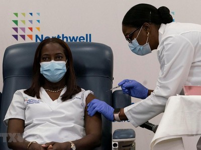 Nhân viên y tế tiêm vắcxin phòng COVID-19 cho người dân tại New York, Mỹ. (Ảnh: AFP/TTXVN).