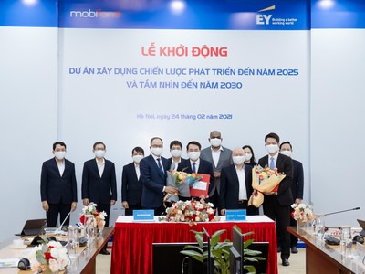 Ban Lãnh đạo MobiFone và EY Việt Nam tại sự kiện Khởi động Dự án tư vấn xây dựng chiến lược phát triển MobiFone giai đoạn 2021 – 2025, tầm nhìn 2030.
