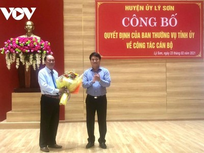 Ông Đặng Ngọc Huy, Phó Bí thư Thường trực Tỉnh ủy Quảng Ngãi (phải) trao Quyết định chuẩn y chức danh Bí thư Huyện ủy Lý Sơn Khóa VII, nhiệm kỳ 2020-2025 đối với ông Nguyễn Quốc Việt.