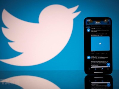 Biểu tượng Twitter trên màn hình điện thoại di động và máy tính bảng. (Ảnh: AFP/TTXVN).