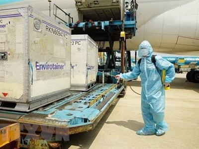 Lô vắcxin COVID-19 đầu tiên của AstraZeneca đã về đến Việt Nam. (Ảnh: TTXVN phát).