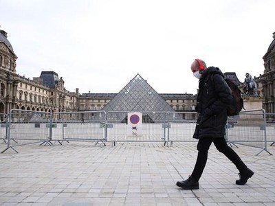 Cảnh vắng vẻ ở thủ đô Paris, Pháp khi lệnh hạn chế được ban hành nhằm ngăn dịch COVID-19 lây lan, ngày 19/2/2021. (Ảnh: THX/TTXVN).