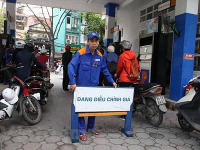 Một trong những cửa hàng của Petrolimex chuẩn bị điều chỉnh giá xăng, dầu theo giá niêm yết mới. (Ảnh: Đức Duy/Vietnam+).