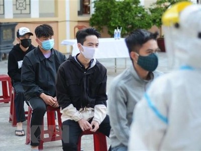 Thanh niên nhập ngũ đến xét nghiệm phải thực hiện đúng nguyên tắc 5K của Bộ Y tế. (Ảnh: Văn Dũng/TTXVN).